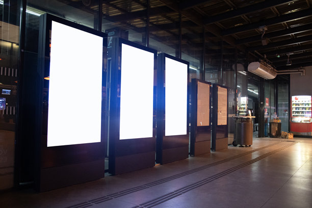 三联LED背光广告牌竖屏样机，用于火车站的广告宣传图片下载