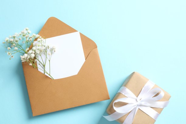 彩色背景下满天星花和白色信封的俯视照片图片下载