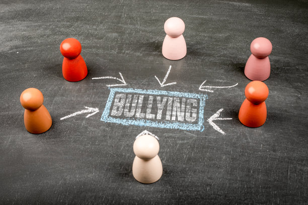 欺凌概念，用粉笔黑板箭和文字周围的人物插画图片下载