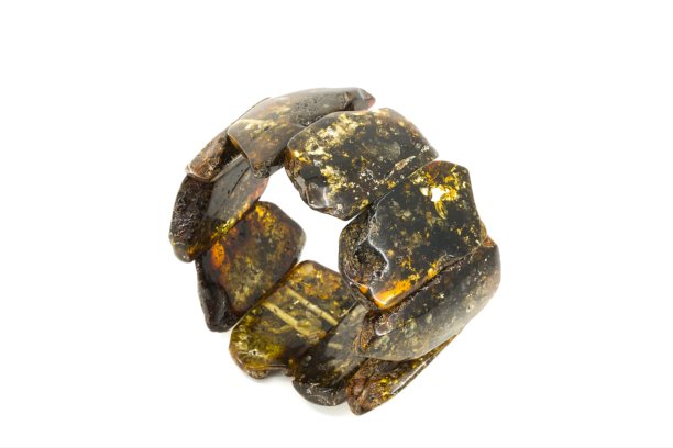 精美手工波罗的海琥珀珠宝的影棚图片，突出其独特的纹理和古老的起源。图片下载