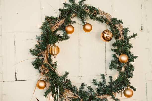一个优雅的圣诞花环，饰有精美的金色饰品，非常适合为您的节日装饰增添光彩，在本季为您的整个家营造出愉悦、喜庆的节日氛围。图片下载