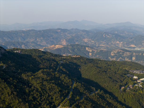 山地景观，有茂密的森林和分散的建筑图片下载