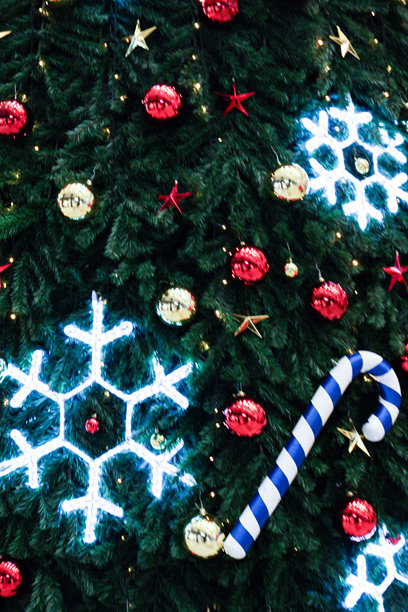 圣诞树装饰品局部垂直照片图片下载