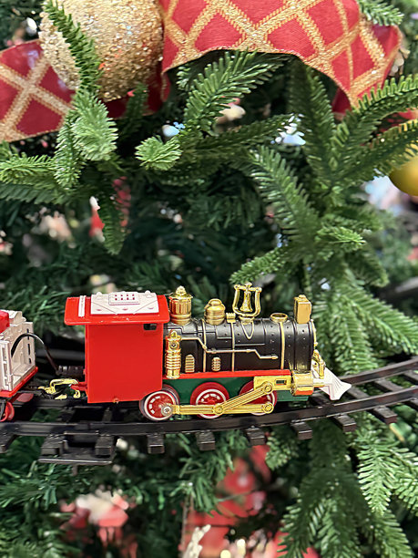 装饰有模型火车、节日玩具和彩色装饰品的圣诞树图片图片下载