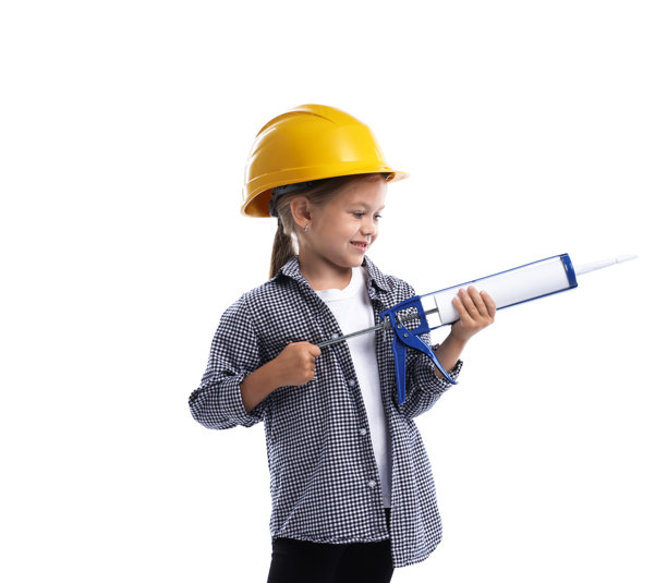 职业选择。戴着安全帽、拿着填缝枪的小女孩假装是建筑工人在白色背景上图片下载