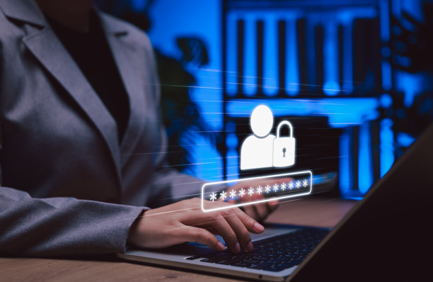 网络安全登录保护概念。一位女商人正在笔记本电脑上输入密码，锁图标代表安全的身份验证、数字身份和在线系统中的数据隐私。图片下载