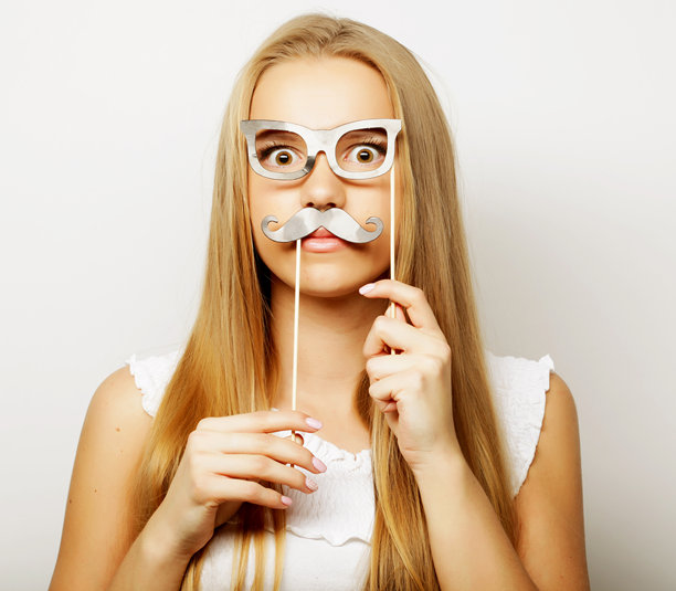 派对图片。年轻女子拿着派对眼镜。图片下载