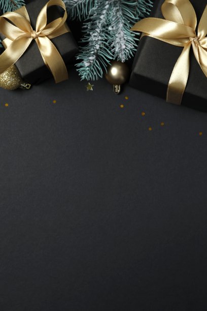 黑色背景上饰有蝴蝶结和圣诞装饰的精美礼品盒图片下载