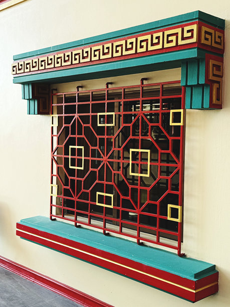 装饰元素丰富的彩色木窗，照片特写。图片下载