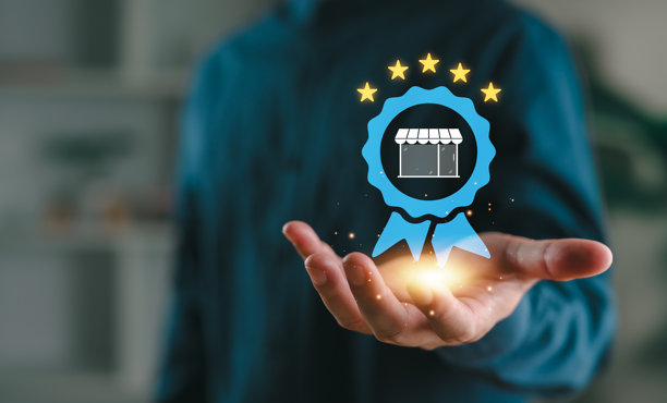 一张照片，展示一只手拿着一个带有商店图标和星星的全息徽章投影，象征着特许经营、品质和卓越。图片下载