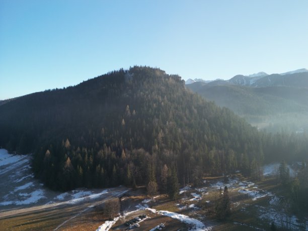 波兰扎科帕内 - 塔特拉山脉中一座独特的、形似鼻子的山峰。航拍照片。图片下载