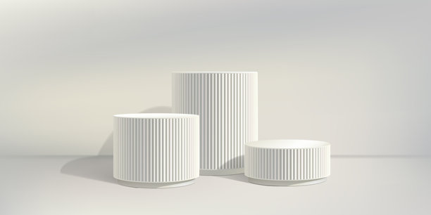 白色背景上的圆锥形柱子，三维渲染。产品折扣大理石展台，带凹槽的优雅底座，置于柔和的背景上。化妆品推广空舞台，博物馆展览展示。三个灰色底座图片下载