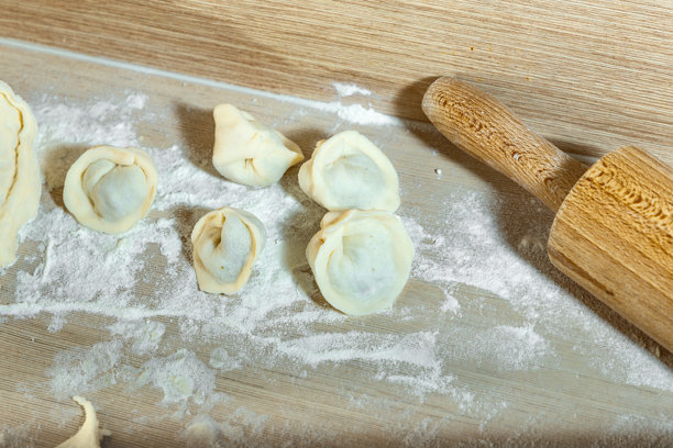 手工制作的面团，包饺子，传统节日菜肴，家常菜的写实照片，图片下载