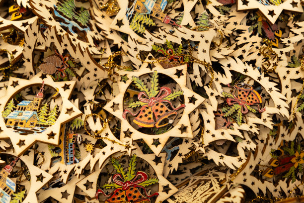 手绘木质圣诞星星，带有节日插画图片下载