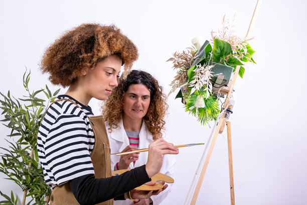 年轻的成年学生在美术课上绘制植物插画图片下载