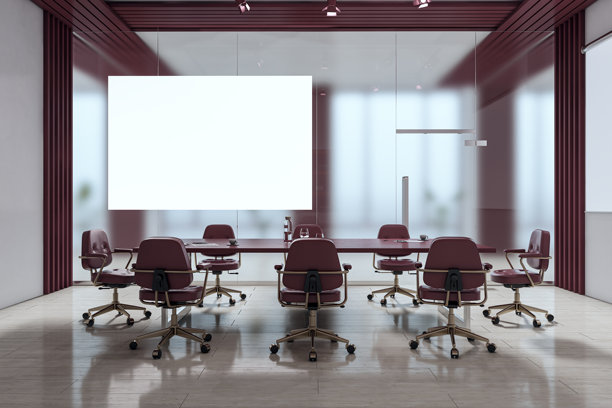 现代会议室，带有玻璃墙、红色椅子、长桌和空白演示屏幕，背景为简洁的室内墙壁。3D渲染图片下载