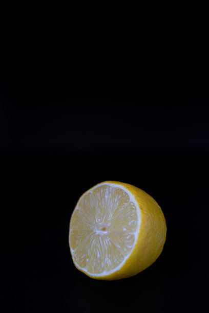 新鲜柠檬片的艺术描绘，鲜活的照片展示柠檬瓣和光泽的薄膜图片下载