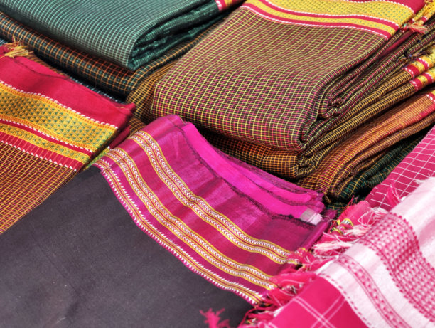 特写镜头，展示零售店里的纱丽（Sari），可用作印度纺织品背景。图库照片。图片下载