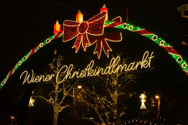 维也纳圣诞市场霓虹灯招牌，饰有节日红色蝴蝶结。维也纳精美圣诞贺卡。图片下载