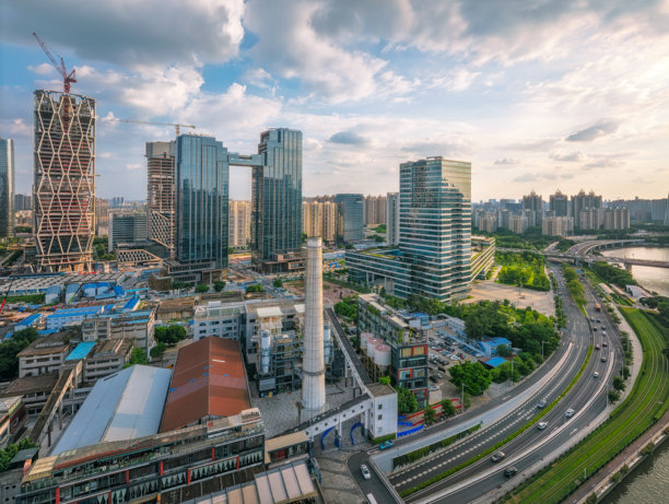 中国广州现代都市天际线鸟瞰图，包含摩天大楼和工业遗产。图片下载