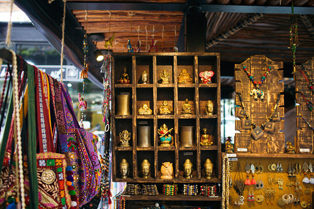 佛像和象头神像，搭配亚洲手工艺品和珠宝图片下载