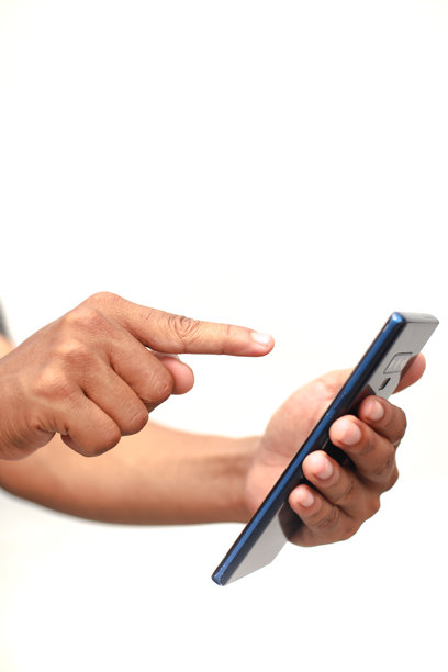 特写：一只手拿着深蓝色智能手机，手指触碰屏幕，背景为纯色图片下载