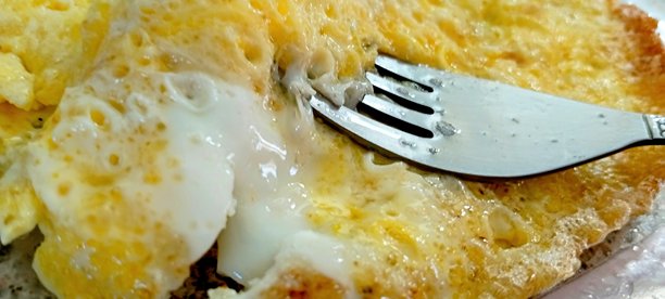 盘子里的煎蛋卷照片图片下载