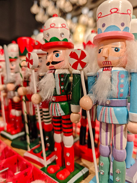 许多木制圣诞胡桃夹子玩偶的特写。竖直照片图片下载