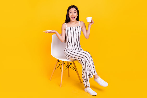 照片肖像亚洲女性戴帽子太阳镜，惊讶地展示着空白处，孤立在明亮的黄色背景上图片下载