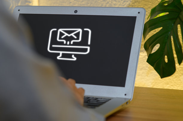 笔记本电脑和电子邮件图标插画的数字营销策略图片下载