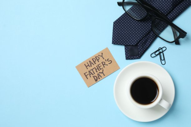 父亲节快乐扁平化概念。咖啡杯、眼镜、优雅领带在彩色背景上的俯视照片图片下载