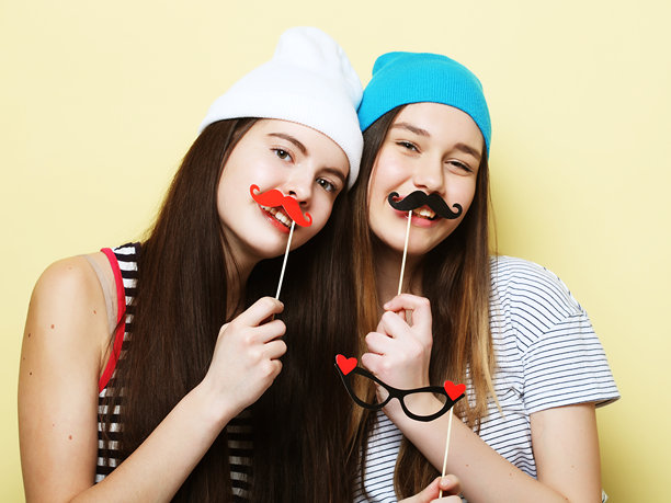 两位时尚性感的酷女孩，是准备参加派对的闺蜜图片下载