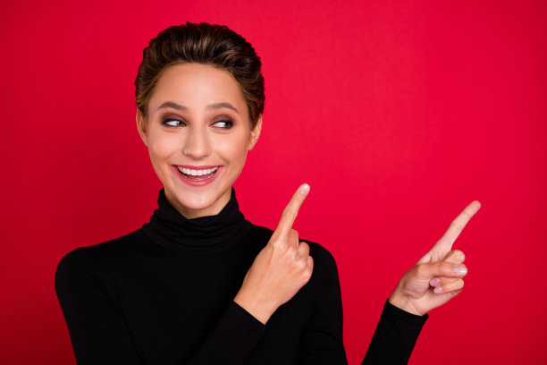 照片：年轻女子咬住嘴唇，面露不悦、疑惑和不确定，紧张地孤立在红色背景上图片下载