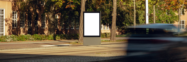 道路旁竖立的带有空白屏幕的户外广告牌图片下载
