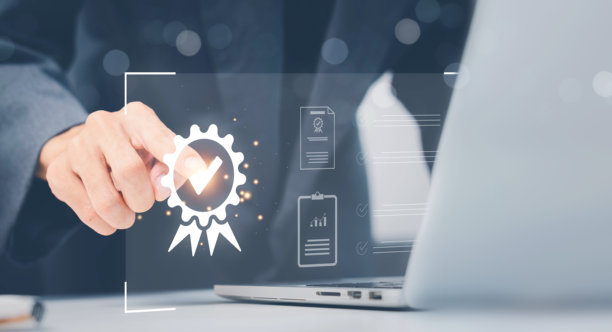 ISO标准质量控制、质量保证和保修商业技术概念。商人使用带有质量保证和ISO文件的图标的笔记本电脑，ISO概念。图片下载