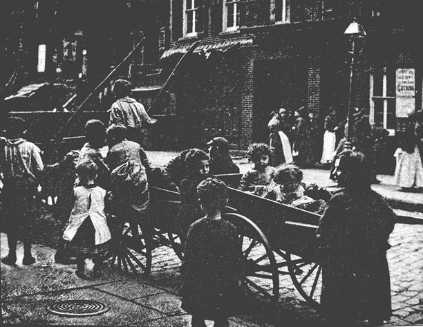 古董插画 - 一群孩子在街上玩着大轮子手推车图片下载