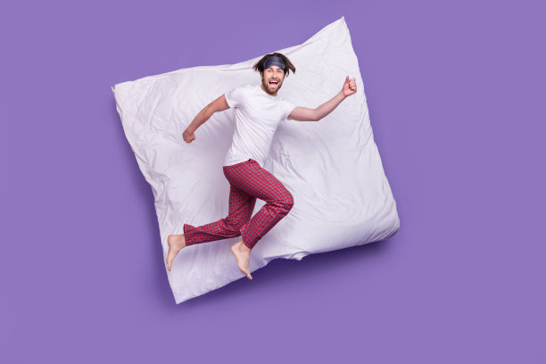 照片：不满意、捂着鼻子、闭着眼睛、心情糟糕的年轻女子，孤立在紫色背景上图片下载