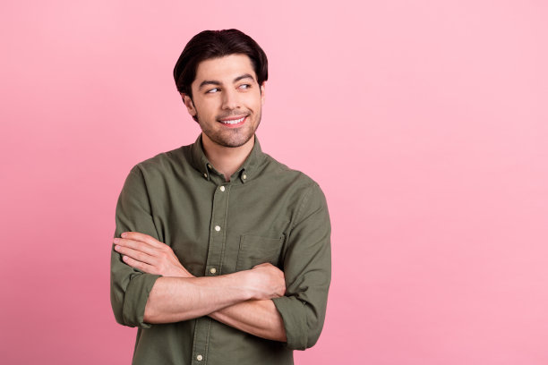 照片，一位积极、开朗、快乐的年轻男子，心情愉悦，笑容，休闲风格，孤立在粉色背景上图片下载