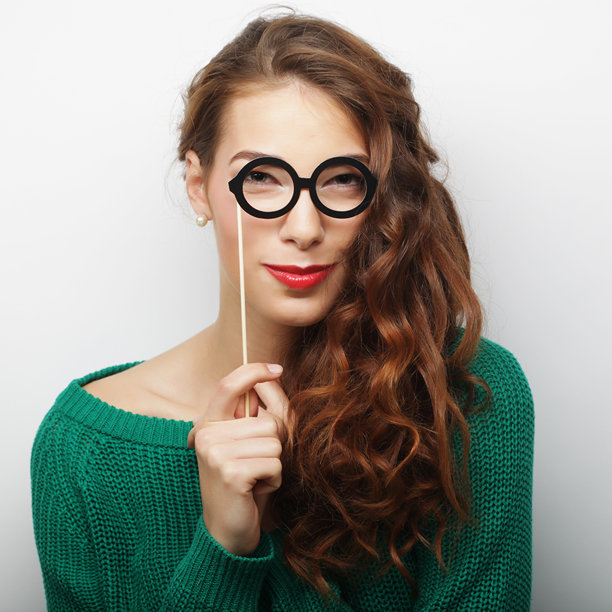 派对照片。几个年轻貌美的女子举着派对眼镜。图片下载