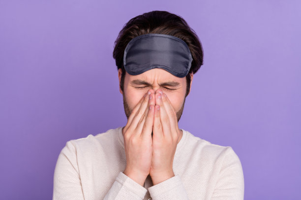 照片：不满意、捂着鼻子、闭着眼睛、心情糟糕的年轻女子，孤立在紫色背景上图片下载