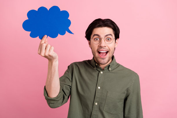 照片：背景为粉色，身着休闲风格的年轻男子，表情积极、愉快、快乐，心情愉悦，面带微笑，为独立图像图片下载