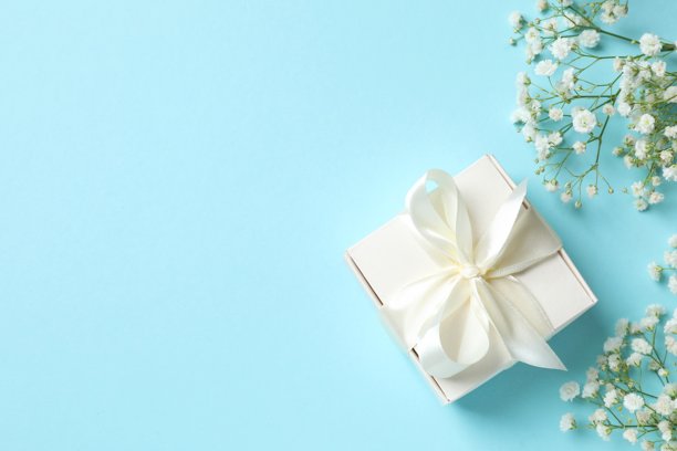 彩色背景下满天星花和礼品盒的俯视照片图片下载