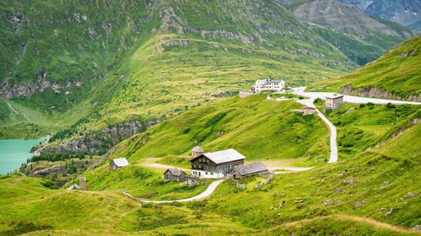 奥地利格洛克纳山口高山公路风景壮丽的山地景观，阿尔卑斯自然之美图片下载