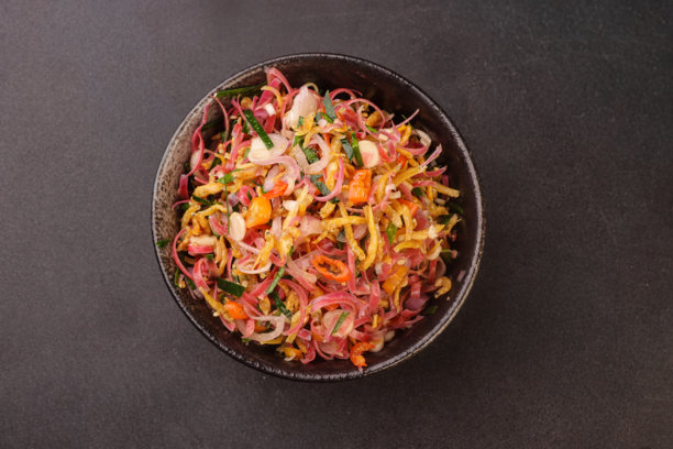 Sambal Matah 是一种传统的巴厘岛生辣椒酱，由细切的红葱头、红辣椒、香茅和卡菲尔柠檬叶制成，拌入芳香的椰子油和少许柠檬汁，也可搭配小鱼干。图片下载