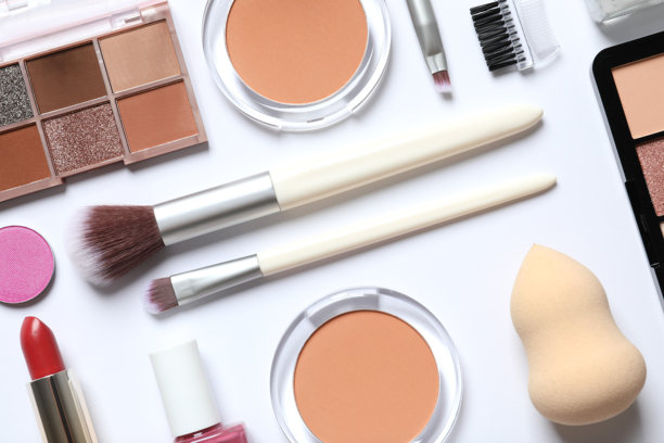 专业装饰性化妆品、彩妆产品及配件，背景为白色，极简风格。美容、时尚、面容和购物博主概念图片下载