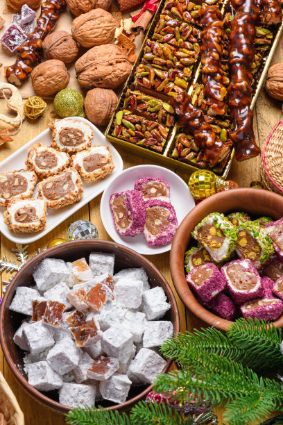 传统东方甜点土耳其软糖，饰有圣诞装饰和松枝图片下载
