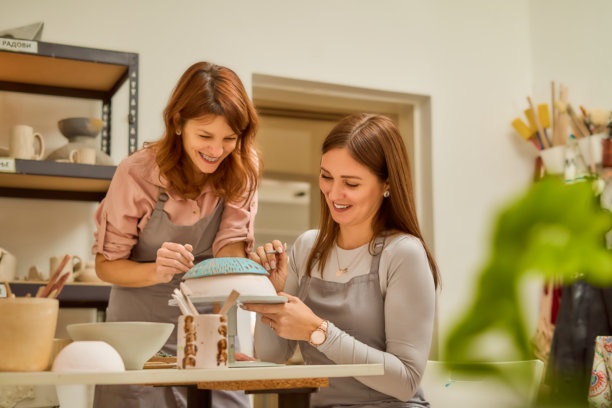 陶艺课、陶瓷工作室或小组设计雕塑模具、粘土制造或艺术品。图片下载