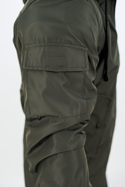 这张图片展示了裤子上的一个口袋的特写。图片下载