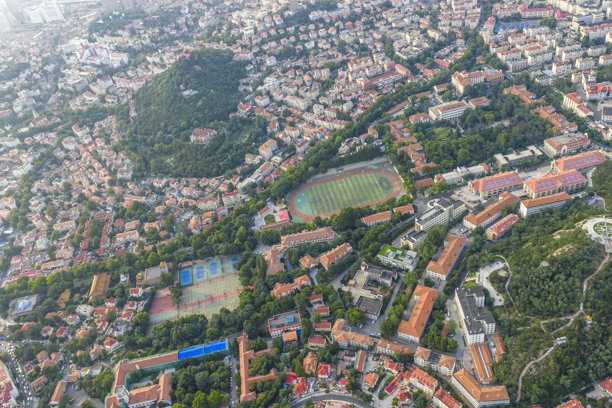 无人机拍摄的中国山东省青岛老城区欧式建筑的航拍照片图片下载