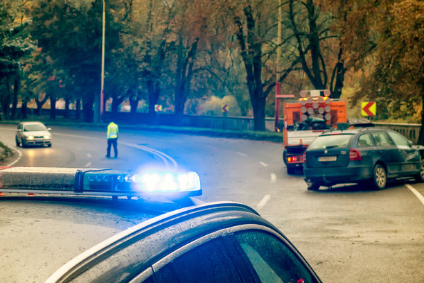 雨天路边交通事故现场，警灯闪烁，车辆受损，警方正在维护交通 - 编辑图片图片下载